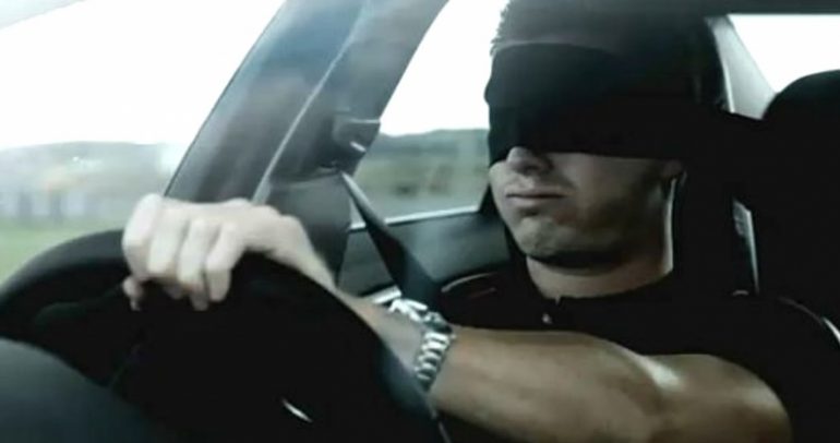 بالفيديو: ساحر عربي يقود سيارته معصوب العينين